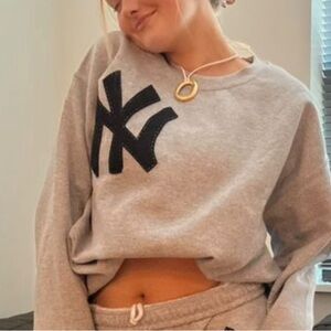 Threaded Gray crewneck sweatshirt with NY felt embroidery